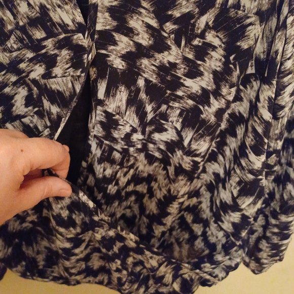 Vince Camuto black white print keyhole faux wrap blouse shirt top Women's XS - Picture 5 of 8
